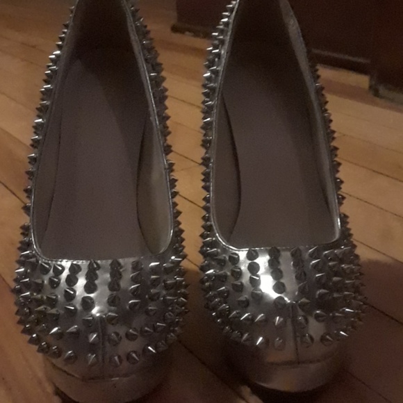 Silver studded red bottoms - Picture 2 of 3